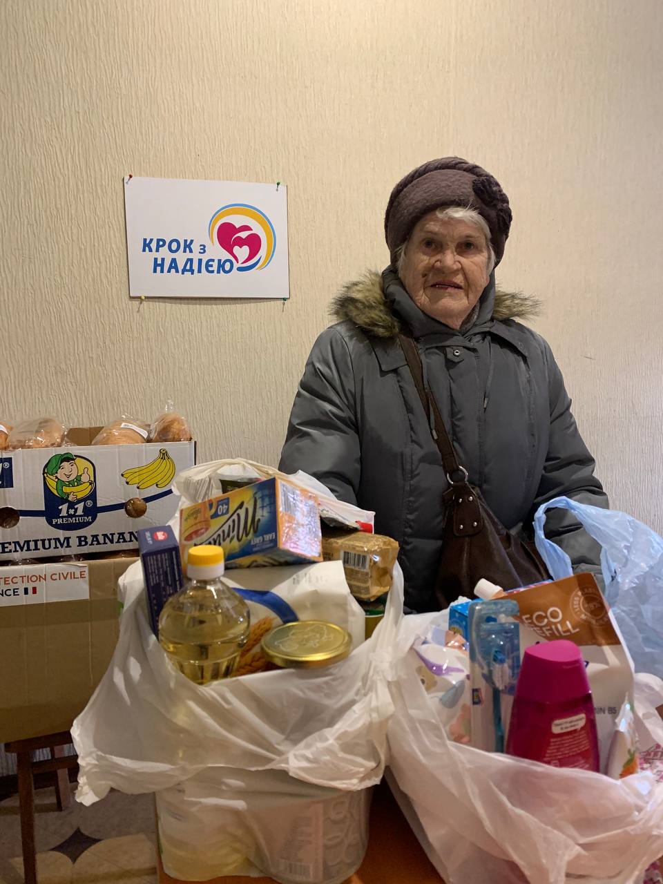 Видача гуманітарної допомоги.